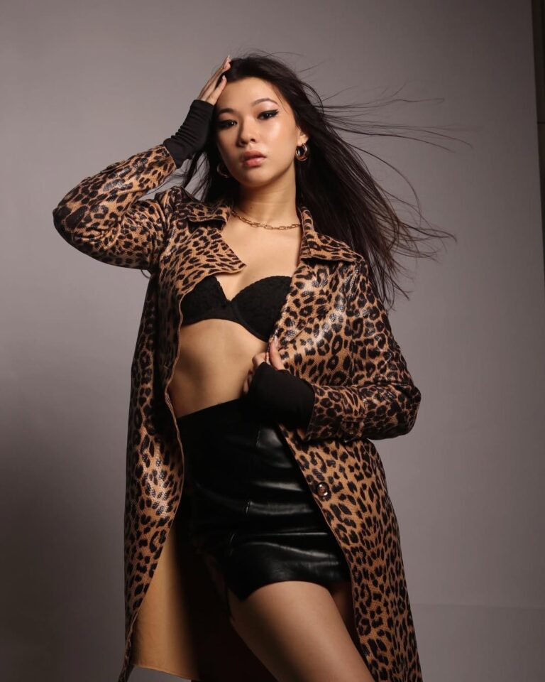 Karolina — model portfolio photo 17 of 39