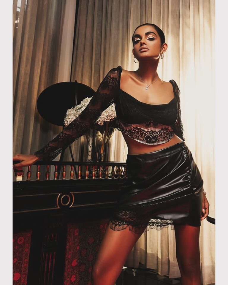 Roshni Sharma — model portfolio photo 31 of 41