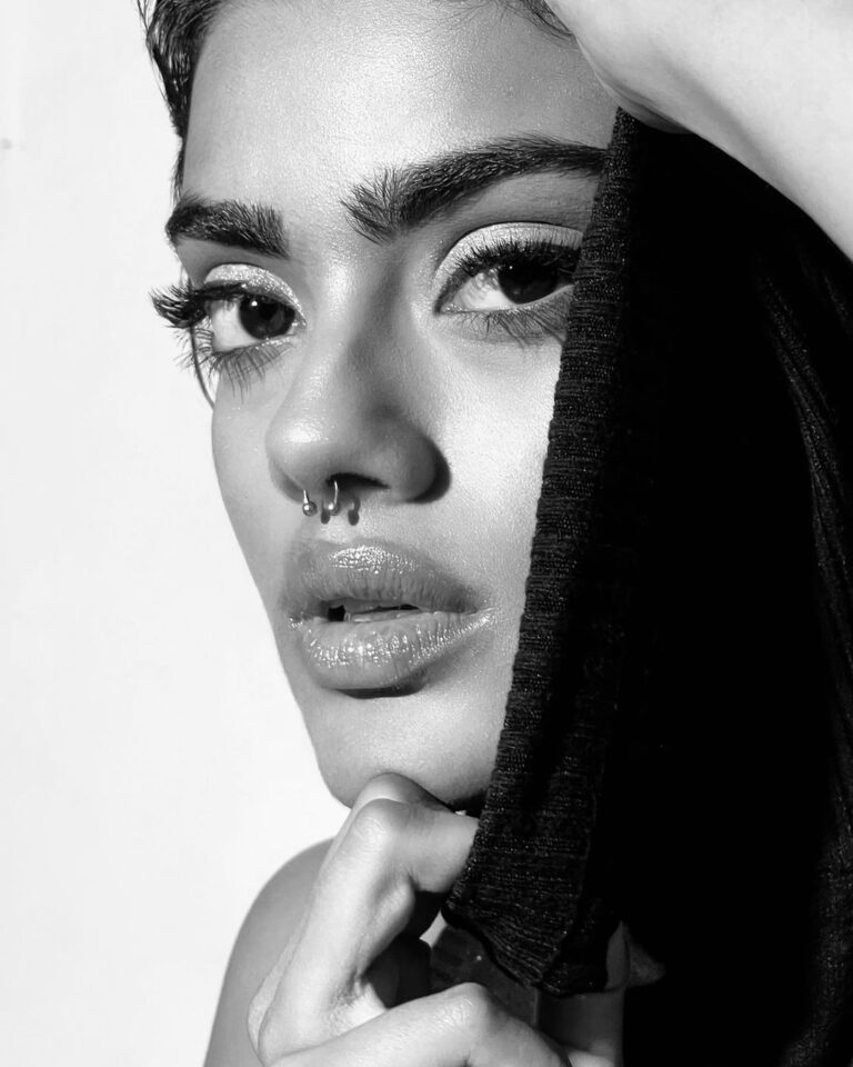 Roshni Sharma — model portfolio photo 36 of 41