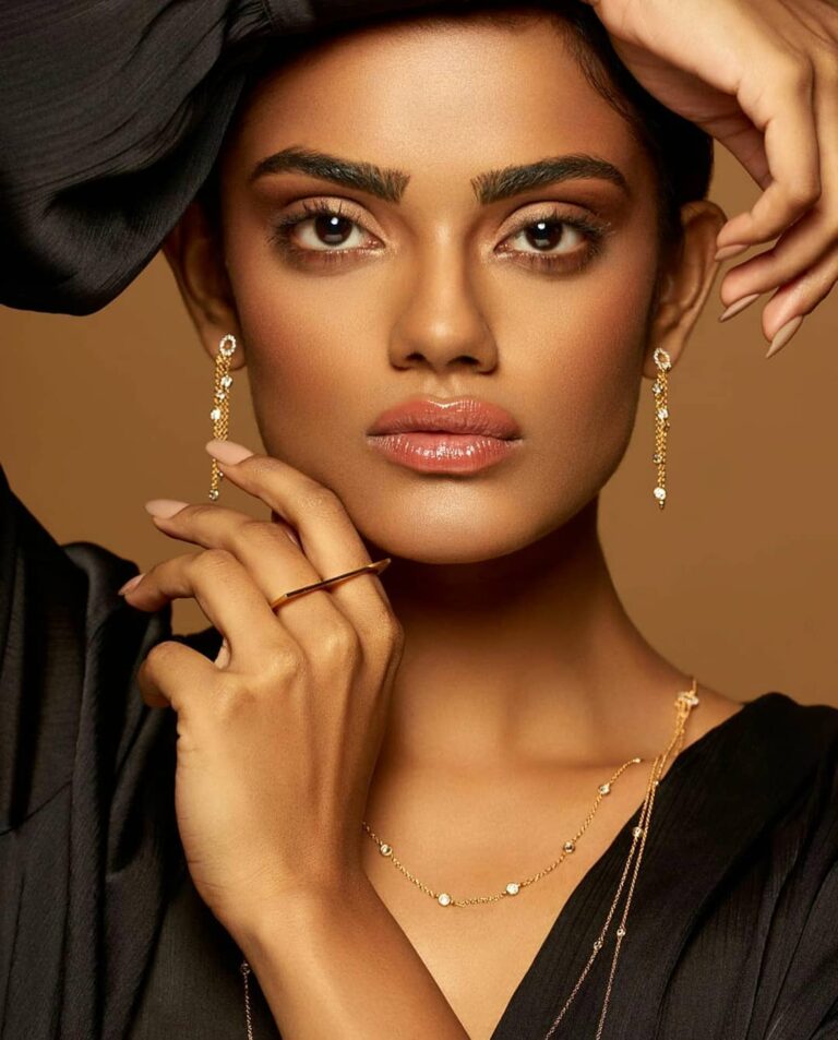 Roshni Sharma — model portfolio photo 17 of 41