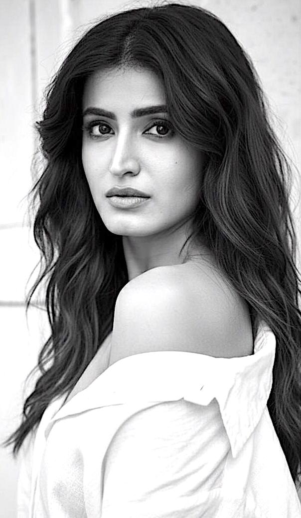Vinali Bhatnagar — model portfolio photo 14 of 25
