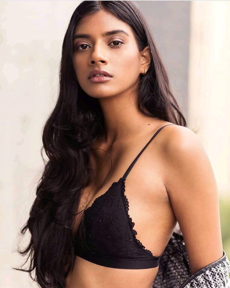 Aditi Anand — model portfolio photo 21 of 34