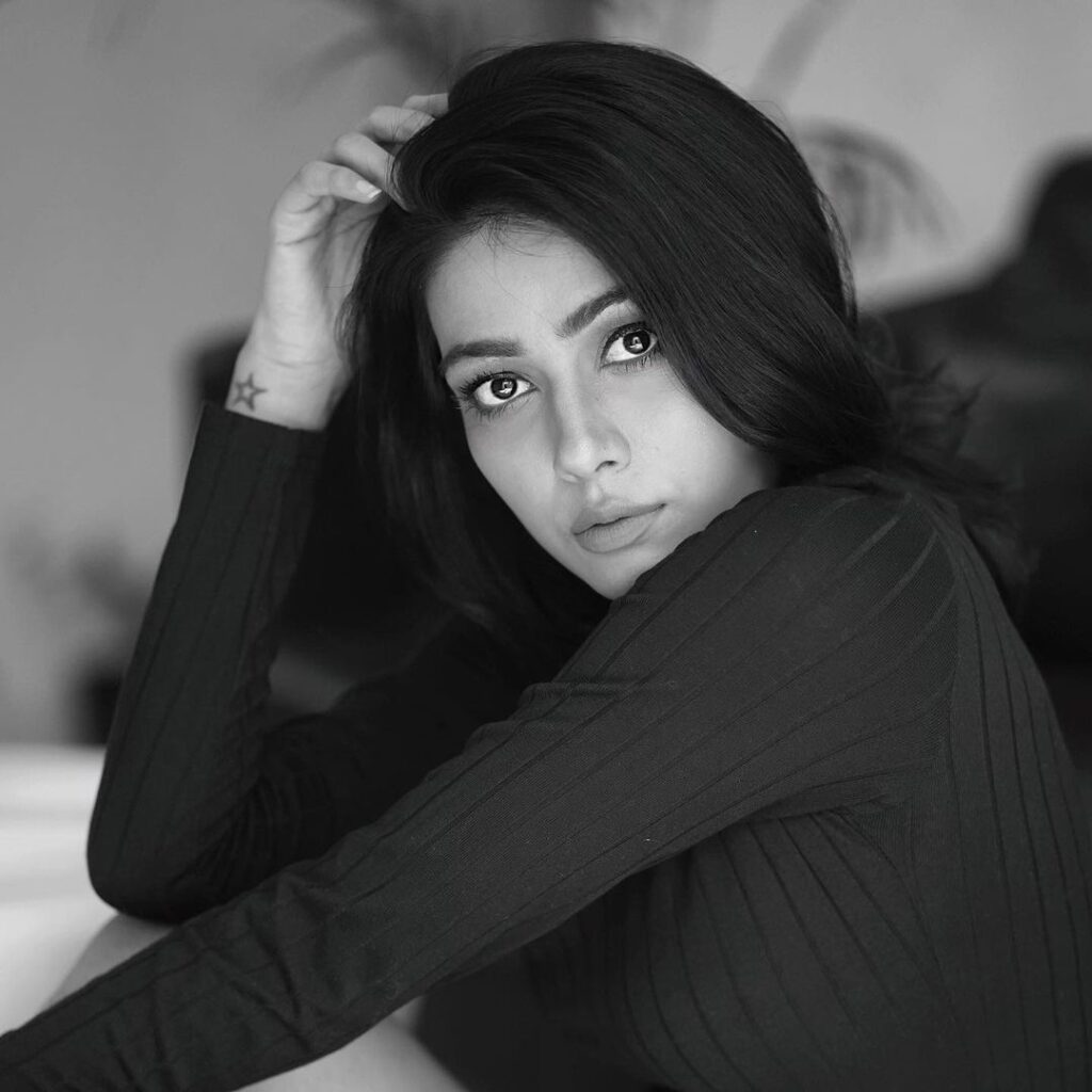 Charu — artist portfolio photo 13 of 24