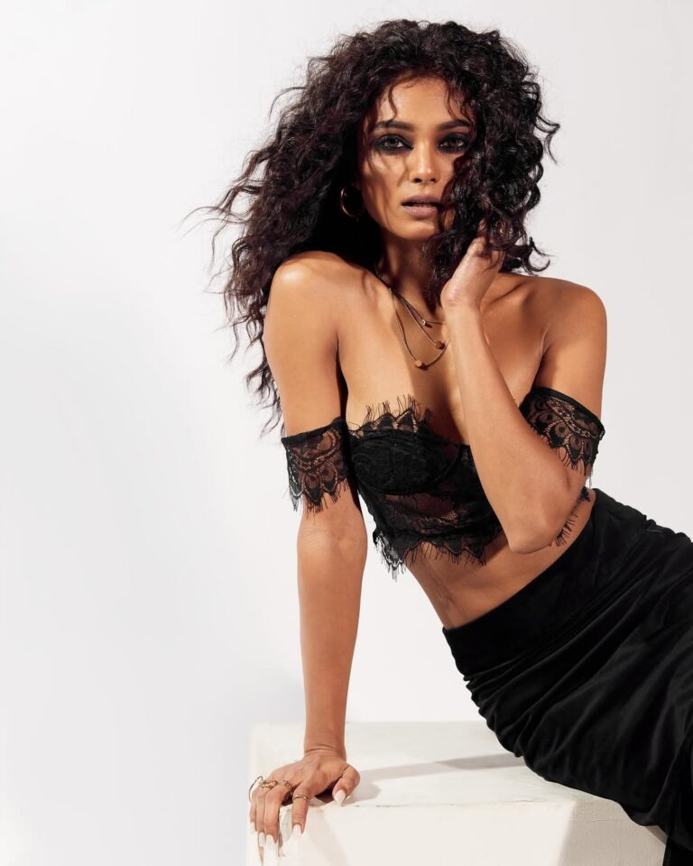 Juhi Ghosh — model portfolio photo 21 of 36