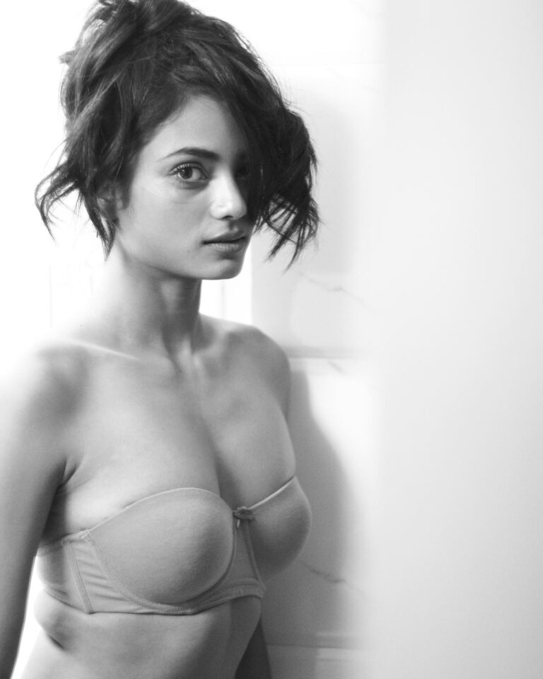 Juhi Ghosh — model portfolio photo 11 of 36