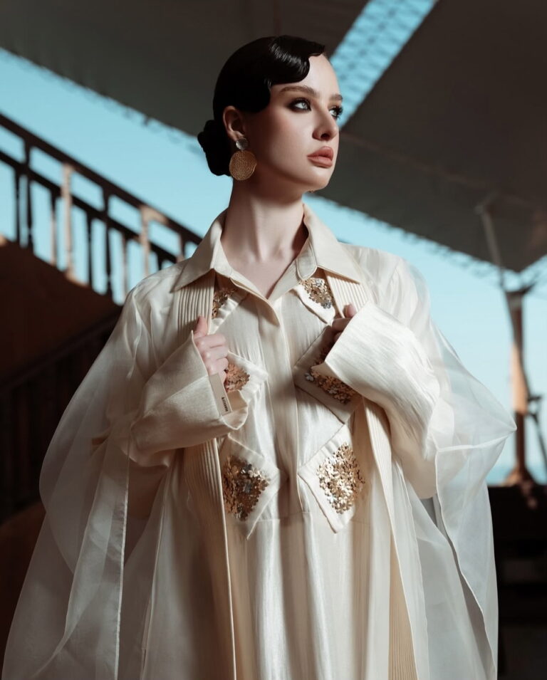 Catinca — model portfolio photo 24 of 35