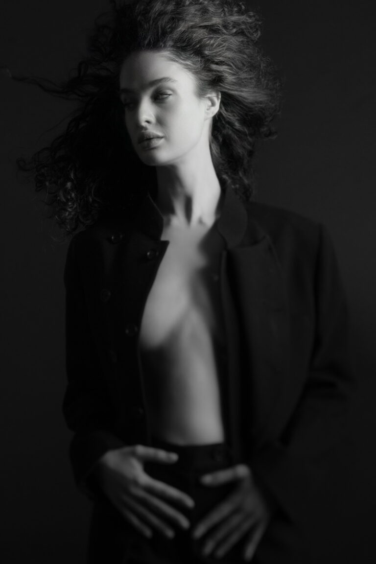 Catinca — model portfolio photo 12 of 35