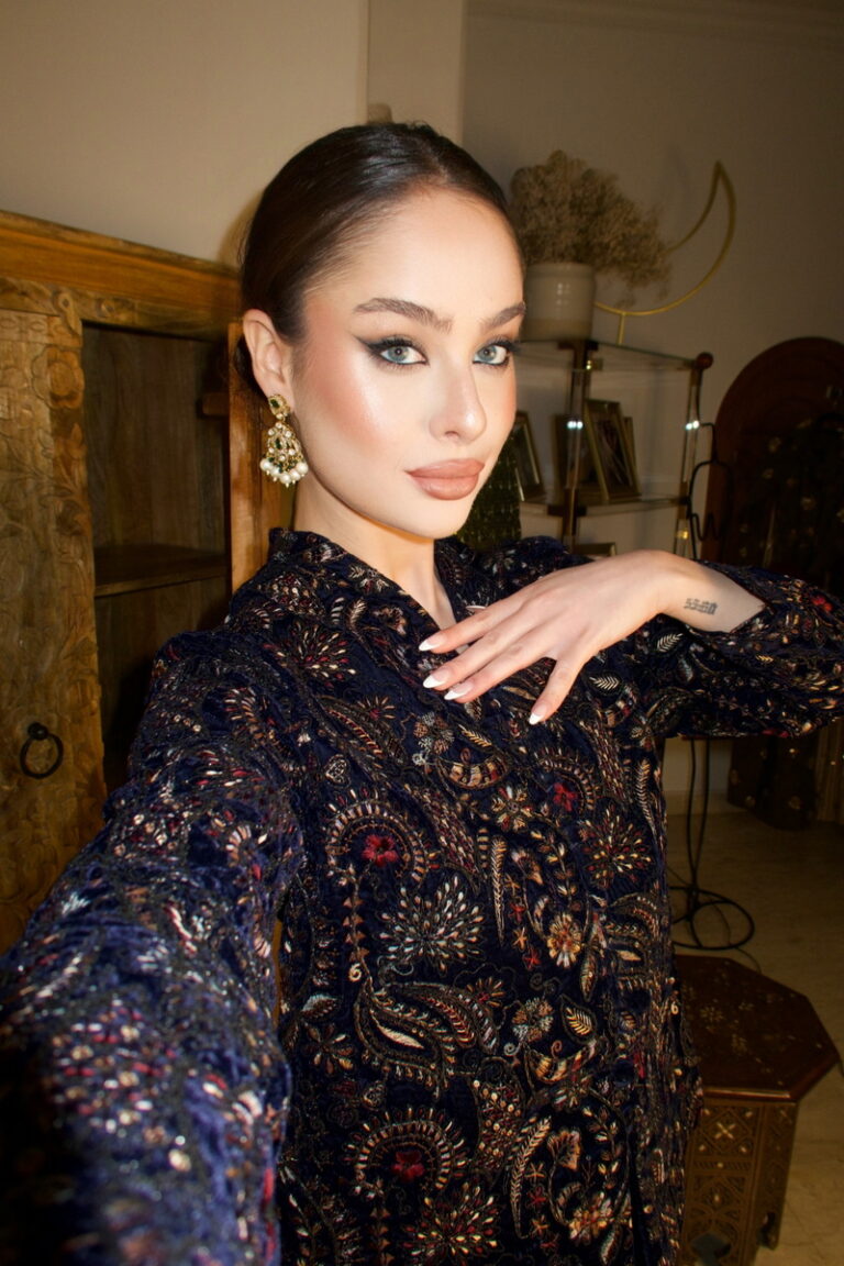 Catinca — model portfolio photo 6 of 35