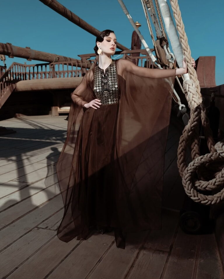 Catinca — model portfolio photo 7 of 35