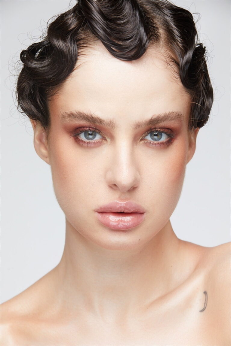 Catinca — model portfolio photo 27 of 35