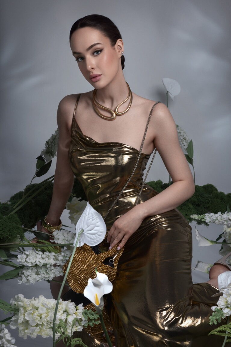 Catinca — model portfolio photo 18 of 35