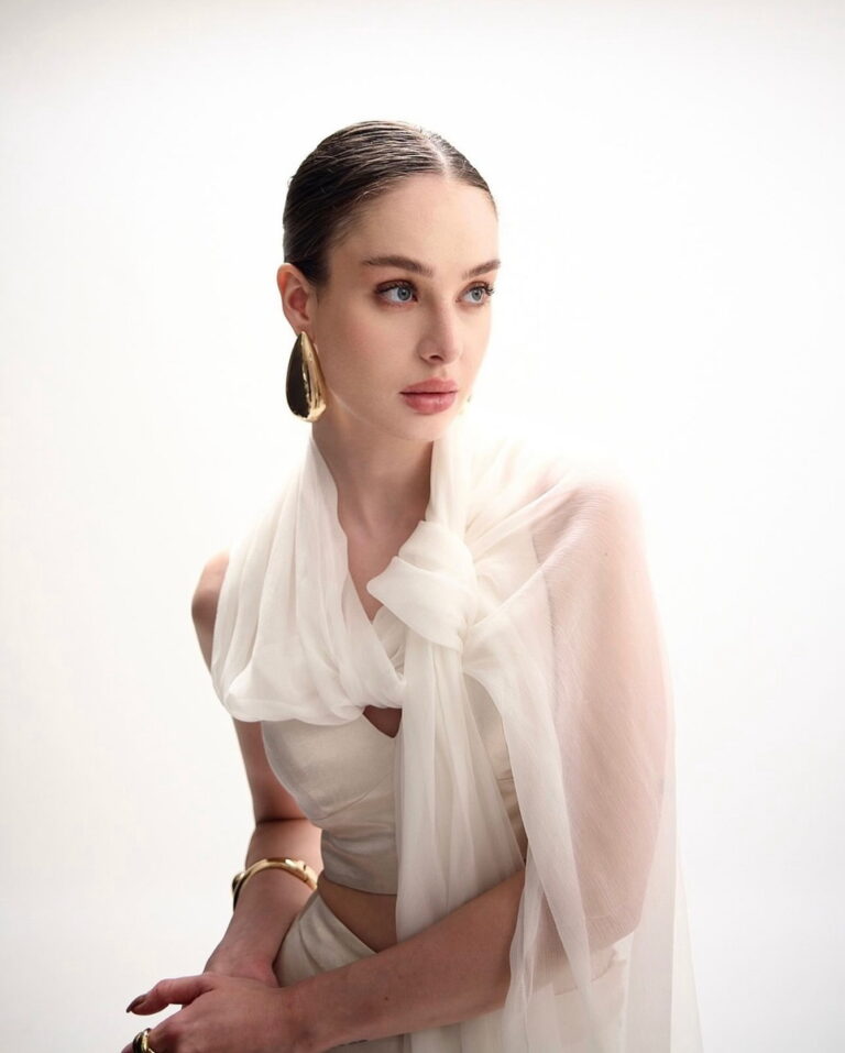 Catinca — model portfolio photo 1 of 35