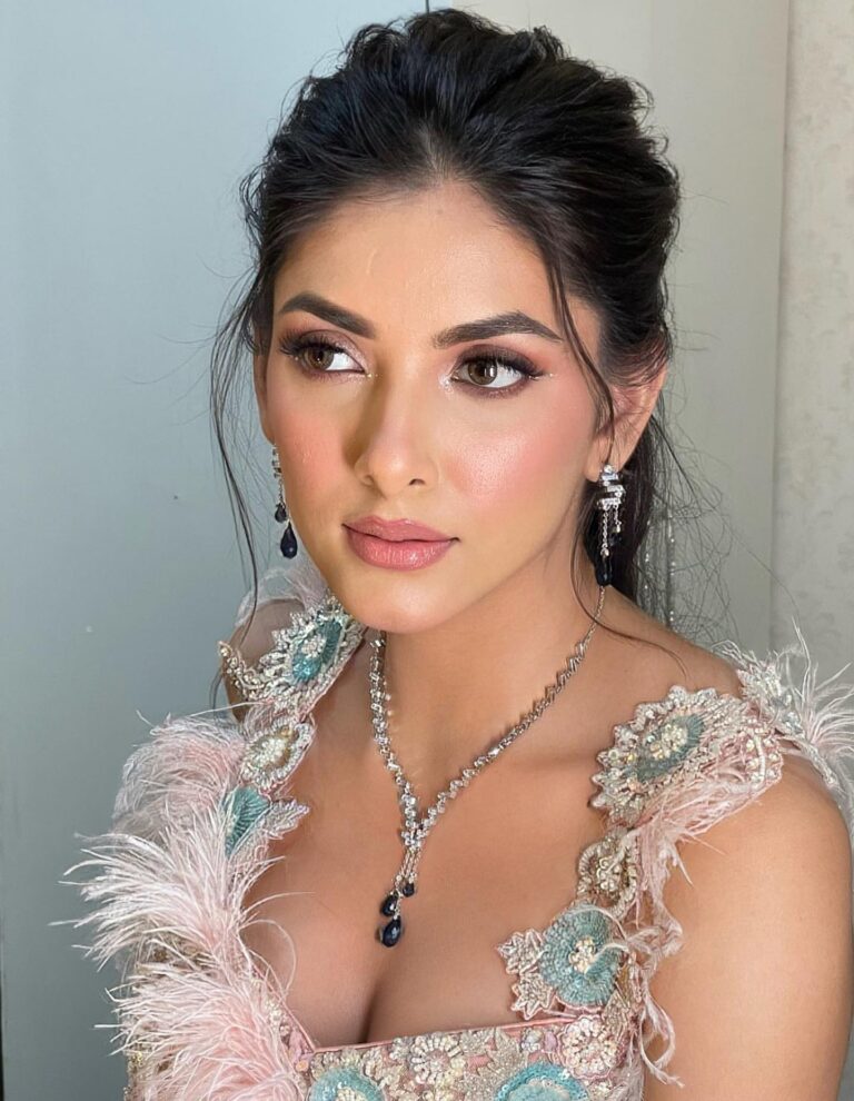 Divisha Paliwal — model portfolio photo 3 of 15