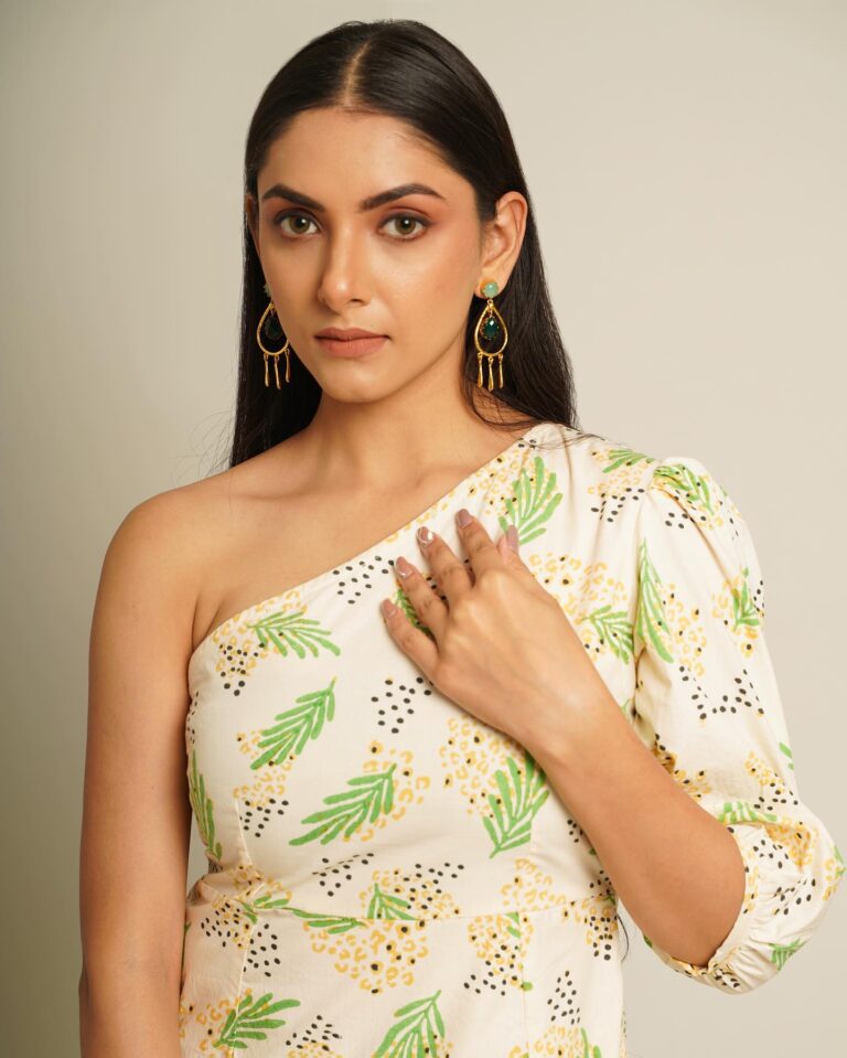 Divisha Paliwal — model portfolio photo 5 of 15