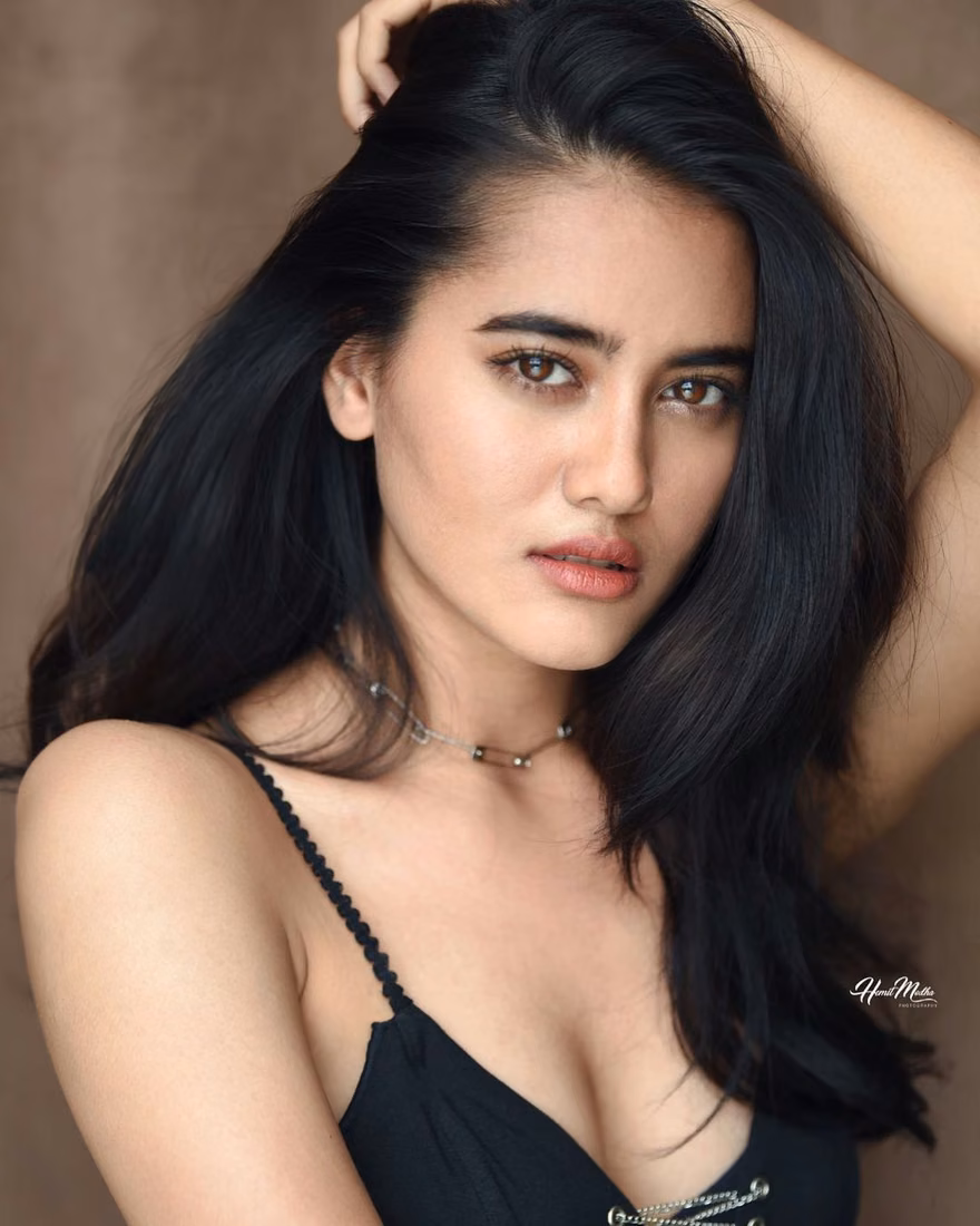 Priyanka Duneja — model portfolio photo 31 of 37