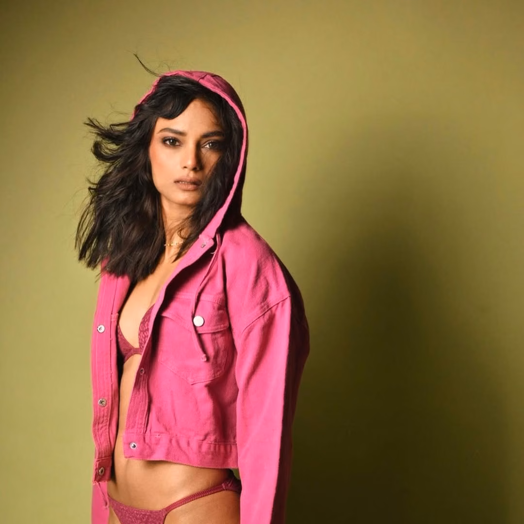 Juhi Ghosh — model portfolio photo 3 of 36